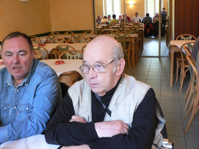 René, notre Vénérable, fait semblant d'écouter Kriss.